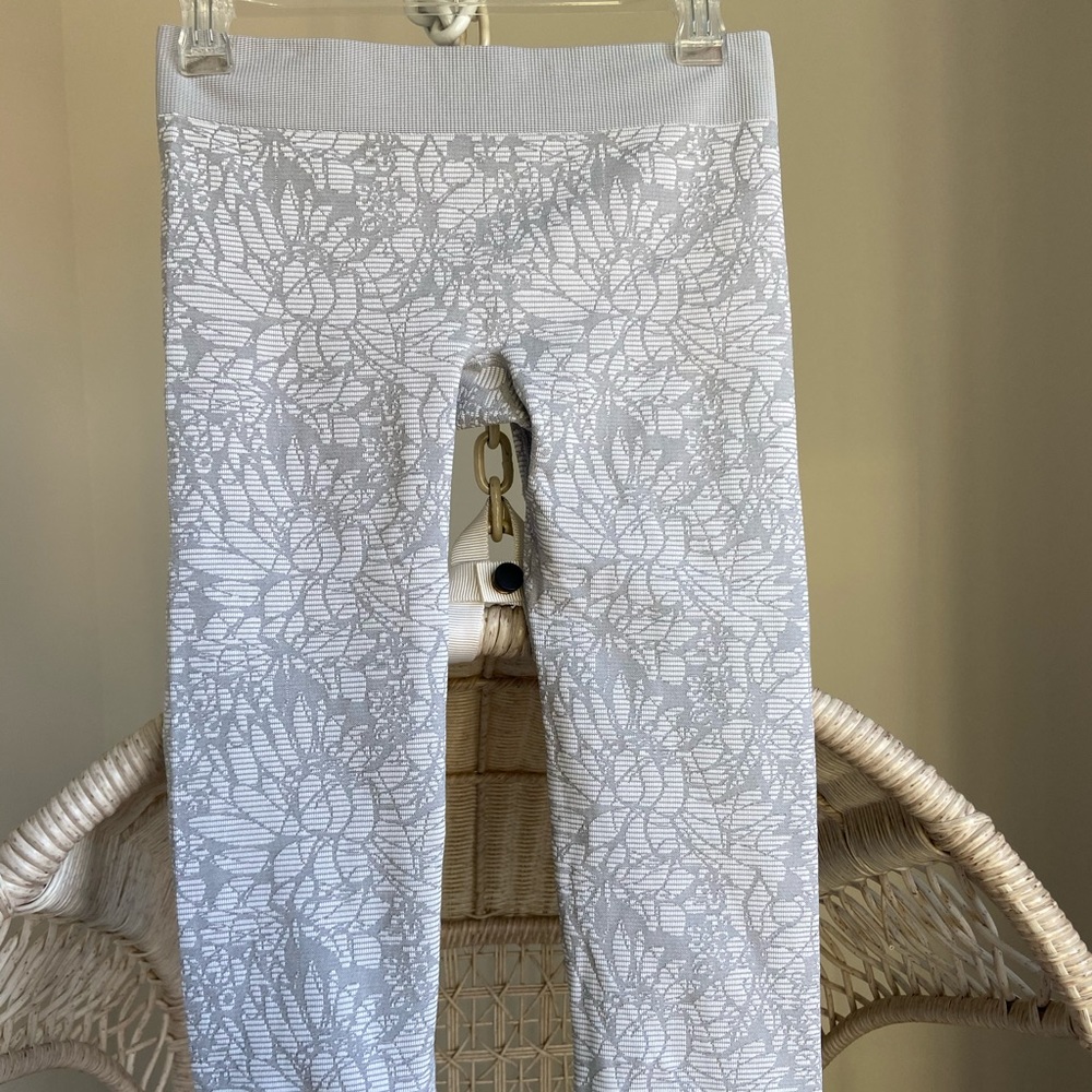 FABLETICS CAPRI LEGGINGS
